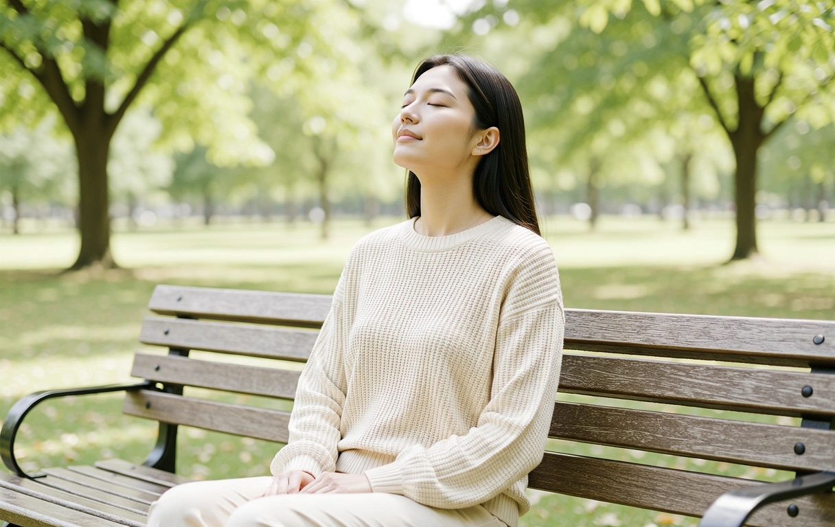 Persona disfrutando de un entorno sonoro tranquilo